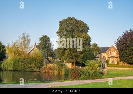 Cotswold villaggio nella mattina presto. Biddestone, Cotswolds, Wiltshire, Inghilterra Foto Stock