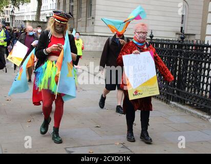 Londra, Regno Unito. 30 settembre 2020. Manifestanti colorati lungo Whitehall durante il marzo.Pantomime Dames e vari creativi e freelance marzo al Parlamento a Westminster in appello per l'azione per salvare i teatri a Londra. La maggior parte dei teatri del West End sarà chiusa fino al 2021 e non si terranno produzioni Pantomime tradizionali nel 2020 a causa del blocco a lungo termine causato dalla pandemia COVID-19. Credit: SOPA Images Limited/Alamy Live News Foto Stock