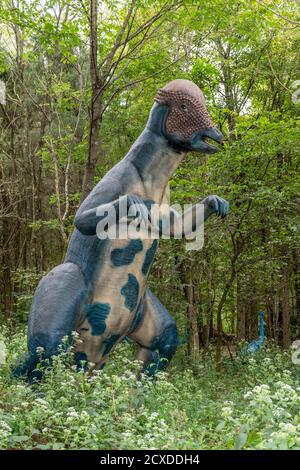 Cave City Kentucky, USA 09-24-20 Dinosaur World è una destinazione ideale per i bambini con riproduzioni di dinosauri a grandezza naturale e attività pratiche. Foto Stock