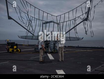 Il veicolo Aerosonde Unmanned Arial Surveillance (UAS), Buck G, ritorna all'Expeditionary Sea-base USS Hershel "Woody" Williams (ESB 4) da una sorveglianza notturna di 10 ore nell'Oceano Atlantico, 26 settembre 2020. L'UAS è pilotato dal personale Aerosonde della Hershel Woody Williams e fornisce una sorveglianza aerea dal vivo per migliorare la sicurezza della nave. Hershel "Woody" Williams sta per essere schierata per la prima volta nell'area di responsabilità delle forze Navali USA Europa-Africa a sostegno di missioni marittime e operazioni speciali. (STATI UNITI Corpo marino foto di Sgt. Megan Roses/rilasciato) Foto Stock