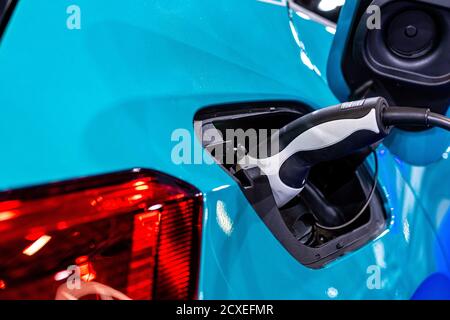 alimentazione per la ricarica di auto elettriche, stazione di ricarica di auto elettriche, primo piano dell'alimentatore collegato a un'auto elettrica in carica Foto Stock