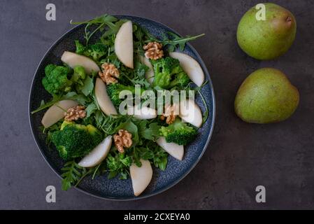 insalata sana di rucola con pere e noci Foto Stock