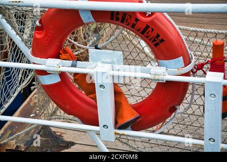 Tackles nautici e attrezzature della vecchia nave alta. Funi di rigging e scala di corda sull'albero della barca a vela come sfondo astratto per il vostro marin Foto Stock