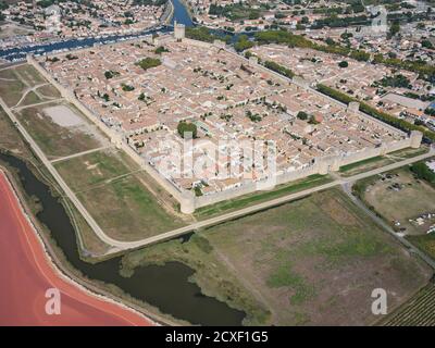 VISTA AEREA. La città quadrangolare medievale fortificata di Aigues-Mortes. Gard, Occitanie, Francia. Foto Stock