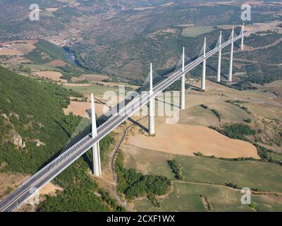 VISTA AEREA. Millau Viaduct, a 336 metri sopra il fiume Tarn, è il ponte più alto del mondo a partire dal 2020. Millau, Aveyron, Occitanie, Francia. Foto Stock