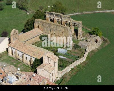 VISTA AEREA. Rovine del Priorato di Saint-André-de-Rosans (est. Nel 988 CE). Questi resti risalgono al 11 ° secolo. Hautes-Alpes, Francia. Foto Stock