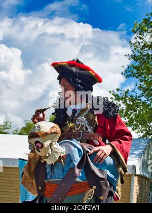 YAINVILLE, FRANCIA - LUGLIO CIRCA, 2019. Attore uomo in costume storico pirata fare uno spettacolo all'aperto, per la sfilata Armada sul fiume Senna Foto Stock