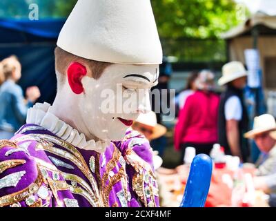 YAINVILLE, FRANCIA - LUGLIO CIRCA, 2019. Unidentified triste volto headshot pierrot attore allo spettacolo per la sfilata Armada Foto Stock