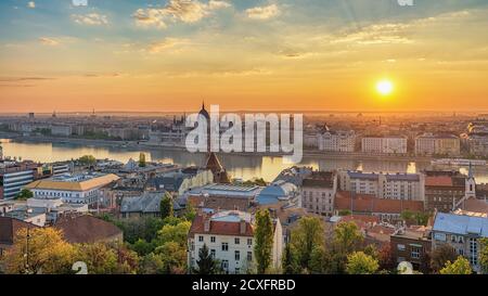 Budapest Ungheria, panorama skyline della città alba al Parlamento ungherese e fiume Danubio Foto Stock