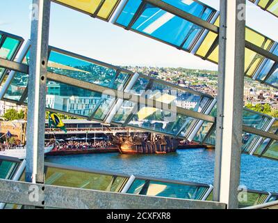 ROUEN, Francia - 8 giugno 2019. Vista aerea di Armada mostra grandi velieri a Rouen dock sul fiume Senna. Incontro internazionale per il più grande vecchio Foto Stock