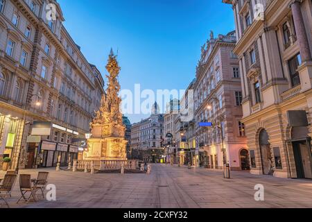 Vienna Austria notte skyline della città alla colonna della peste di Vienna o. Pestsaule Foto Stock