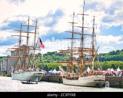 ROUEN, Francia - 8 giugno 2019. Vista aerea di Armada mostra grandi velieri a Rouen dock sul fiume Senna. Incontro internazionale per il più grande vecchio Foto Stock