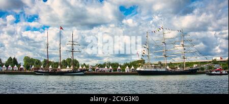 ROUEN, Francia - 8 giugno 2019. Vista aerea di Armada mostra grandi velieri a Rouen dock sul fiume Senna. Incontro internazionale per il più grande vecchio Foto Stock