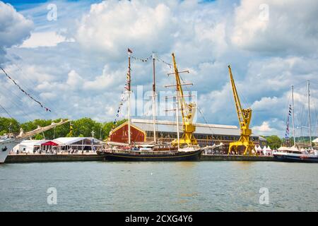 ROUEN, Francia - 8 giugno 2019. Vista aerea di Armada mostra grandi velieri a Rouen dock sul fiume Senna. Incontro internazionale per il più grande vecchio Foto Stock