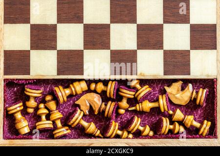 I pezzi di scacchi sono impilati in vassoi fuori dal gioco. Foto Stock
