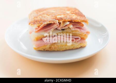 sandwich monte cristo primo piano vista frontale Foto Stock