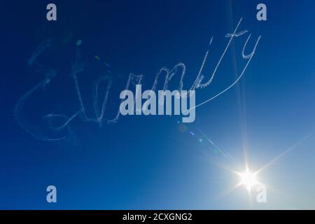 Skywriting della parola 'Eternity' sopra la città di Sydney, Australia. L'eternità è stata un'etichetta graffita registrata in un periodo di circa 35 anni dal 1932 al 1967, scritta numerose volte in gesso per le strade di Sydney, Australia. La parola era stata scritta da Arthur Stace, un ex soldato analfabeta, piccolo criminale e alcolico che divenne un cristiano devoto alla fine degli anni '40. Per anni dopo la sua conversione fino alla sua morte nel 1967, Arthur Stace camminò per le strade di Sydney di notte scrivendo la sola parola 'eternità' su muri e sentieri nella sua inconfondibile scritta a mano copperplate. Foto Stock