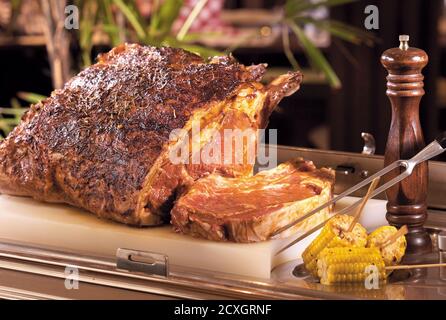 Deliziosa carne arrosto servita su un tagliere Foto Stock