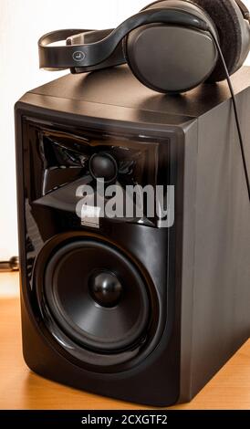 Cuffie e monitor audio professionale in pausa. Foto Stock