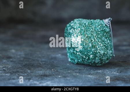 Palla giocattolo verde Natale su sfondo grigio CopySpace Foto Stock