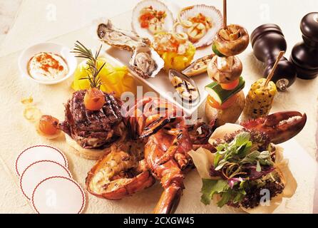 Delizioso piatto di pesce alla griglia con frutta, insalata e verdure Foto Stock