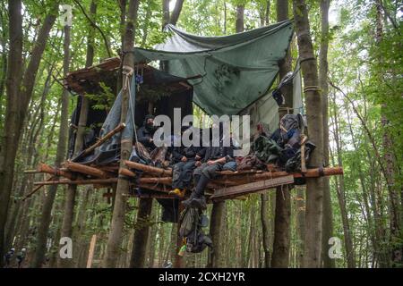 Stadtallendorf, Germania. 01 Ottobre 2020. Attivisti ambientali sono seduti su una capanna di alberi nella foresta occupata vicino Stadtallendorf. È qui che inizierà la prima fase di costruzione del controverso A49. Credit: Boris Roessler/dpa/Alamy Live News Foto Stock