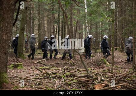 Stadtallendorf, Germania. 01 Ottobre 2020. La polizia arriva a liberare la foresta vicino a Stadtallendorf, che è stata occupata da attivisti ambientali. La prima fase di costruzione della controversa A49 è quella di iniziare qui. Credit: Boris Roessler/dpa/Alamy Live News Foto Stock