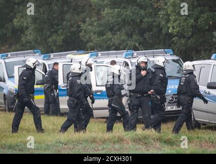 Stadtallendorf, Germania. 01 Ottobre 2020. La polizia arriva a liberare la foresta vicino a Stadtallendorf, che è stata occupata da attivisti ambientali. La prima fase di costruzione della controversa A49 è quella di iniziare qui. Credit: Boris Roessler/dpa/Alamy Live News Foto Stock