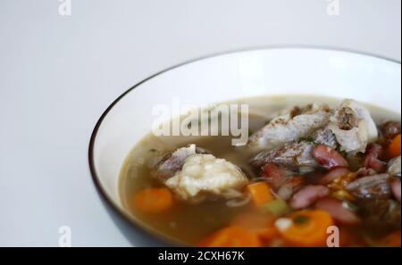 Zuppa di fagioli rossi su sfondo bianco. Cibo indonesiano. Foto Stock