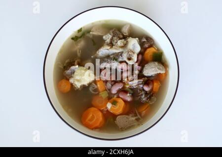 Zuppa di fagioli rossi su sfondo bianco. Cibo indonesiano. Foto Stock