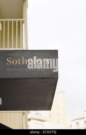 Biarritz , Aquitaine / France - 09 25 2020 : testo e logo del marchio internazionale di proprietà di Sotheby nell'agenzia di costruzione di uffici Foto Stock