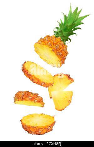 fettine di ananas in caduta isolate su fondo bianco a piena profondità di campo Foto Stock
