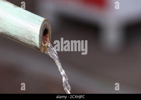 Acqua che scorre fuori una fontana Germania Foto Stock