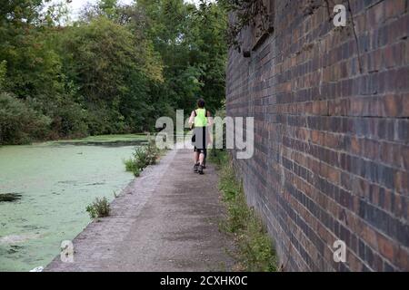 Le Signore scherzano accanto al canale di Chesterfield su un opaco e nuvoloso Giorno di settembre Foto Stock