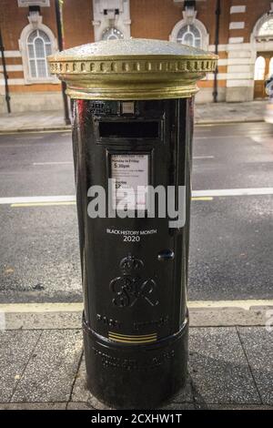 Londra UK 01 ottobre 2020 quattro caselle postali sono state dipinte di nero per onorare i britannici neri, tra cui Sir Lenny Henry e la pioniera infermieristica Mary Seacole. Ognuno presenta una figura significativa nella comunità nera britannica ed ha un collegamento di social media.Royal Mail dice che l'obiettivo è quello di contribuire a segnare il successo dei britannici neri. Un codice QR sulle caselle postali può anche essere scansionato per visualizzare un elenco dei britannici neri che sono comparsi su francobolli speciali. Altre tre caselle postali Royal Mail nere si trovano a Glasgow, Cardiff e Belfast Paul Quezada-Neiman/Alamy Live News Foto Stock