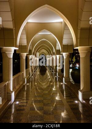 ABU DHABI, Emirati arabi uniti, MAR 21, 2018: colonne interne di Sheik Zayed Mosque Foto Stock