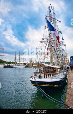 ROUEN, FRANCIA - Giugno circa, 2020. Parte della più antica nave alta Belem sulla Senna per l'esposizione internazionale Armada. Elegante scho a tre alberi Foto Stock