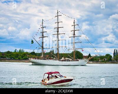 ROUEN, FRANCIA - Giugno circa, 2020. Bella poule due alberi schooner sulla Senna per l'esposizione internazionale Armada. Nave da addestramento fos Cadets sa Foto Stock