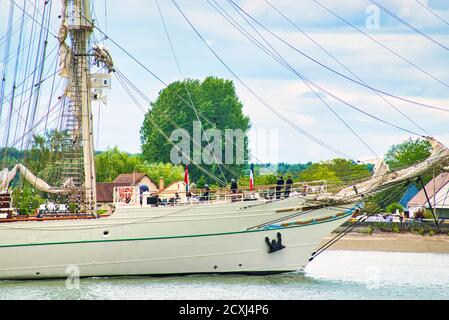 ROUEN, FRANCIA - Giugno circa, 2020. Parte di Belle poule due alberi schooner sulla Senna per l'esposizione internazionale Armada. Imbarcazione per addestramento fos c Foto Stock