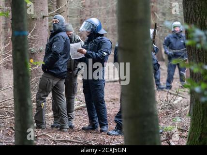 Stadtallendorf, Germania. 01 Ottobre 2020. La polizia viene a liberare la foresta vicino a Stadtallendorf, che è occupata da attivisti. La prima fase di costruzione della controversa A49 è quella di iniziare qui. Credit: Boris Roessler/dpa/Alamy Live News Foto Stock