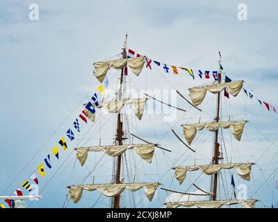 ROUEN, FRANCIA - Giugno circa, 2019. Parte della grande goletta messicana a tre alberi Cuauhtemoc sul fiume Senna per la sfilata Armada. Imbarcazione da addestramento, hi Foto Stock