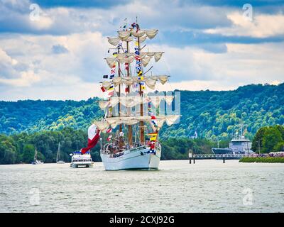 ROUEN, FRANCIA - Giugno circa, 2019. La grande goletta messicana a tre alberi Cuauhtemoc sul fiume Senna per la sfilata Armada. Nave da addestramento, storia di Foto Stock