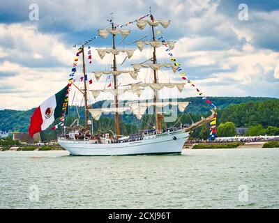 ROUEN, FRANCIA - Giugno circa, 2019. La grande goletta messicana a tre alberi Cuauhtemoc sul fiume Senna per la sfilata Armada. Nave da addestramento, storia di Foto Stock