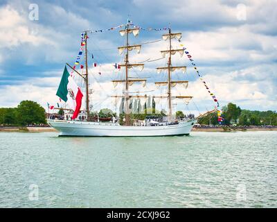 ROUEN, FRANCIA - Giugno circa, 2019. La grande goletta messicana a tre alberi Cuauhtemoc sul fiume Senna per la sfilata Armada. Nave da addestramento, storia di Foto Stock