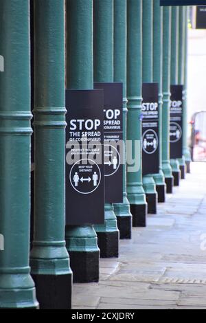 Londra, Regno Unito. 13 giugno 2020. Molti 'Stop la diffusione di Coronavirus' segni di strada sono visti in Covent Garden.Social distanza e fermare la diffusione di Coronavirus segni di strada sono collocati in diversi punti in Covent Garden per creare consapevolezza contro la diffusione del romanzo Coronavirus Credit: Vuk Valcic/SOPA Images/ZUMA Wire/Alamy Live News Foto Stock