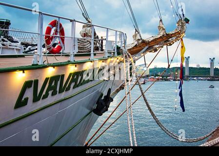 ROUEN, FRANCIA - Giugno circa, 2019. Parte della grande goletta messicana a tre alberi Cuauhtemoc sul fiume Senna per la sfilata Armada. Di notte. Formazione Foto Stock