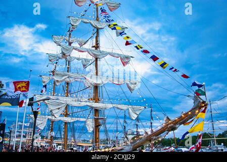 ROUEN, FRANCIA - Giugno circa, 2019. Parte della grande goletta messicana a tre alberi Cuauhtemoc sul fiume Senna per la sfilata Armada. Di notte. Formazione Foto Stock