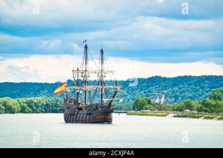 ROUEN, FRANCIA - GIUGNO CIRCA, 2019. Spagnolo Galleon replica El Galeon Andalucia sul fiume Senna, per la mostra Armada. NAO Victoria fundation. Reale Foto Stock