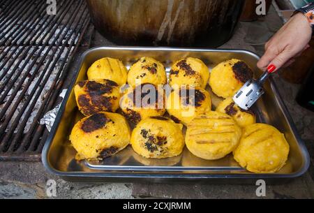 grill bulz. Cucina rumena tradizionale proveniente da polenta alla griglia ripiena di formaggio Foto Stock