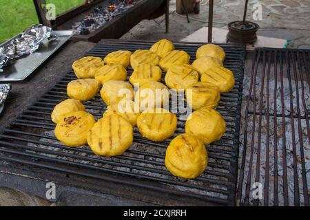 grill bulz. Cucina rumena tradizionale proveniente da polenta alla griglia ripiena di formaggio Foto Stock